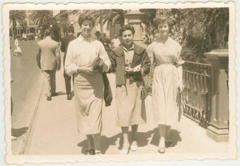 Mujeres posando en la calle.jpg
